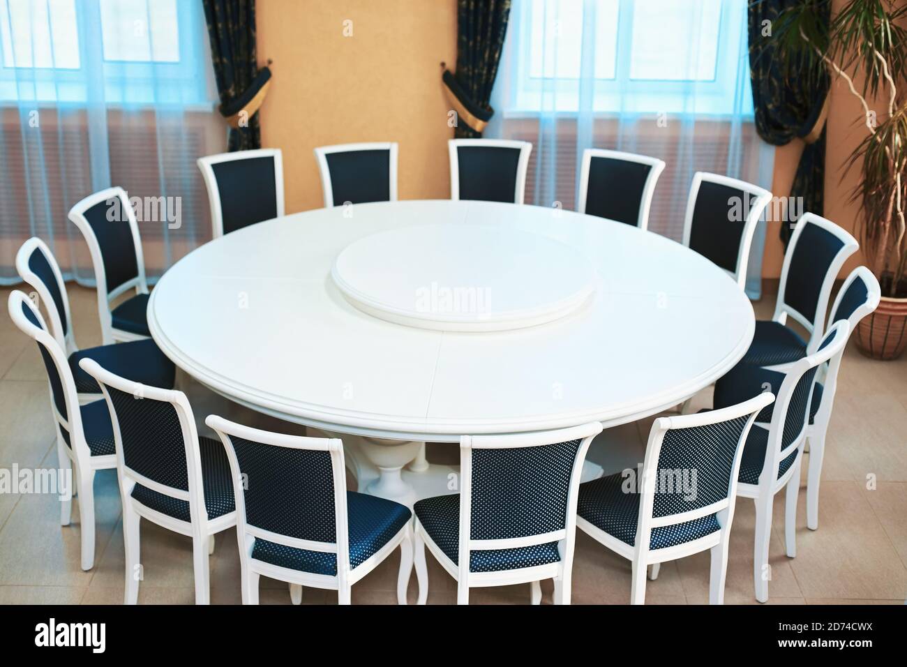 Leerer weißer runder Konferenztisch und Stühle. Diplomatischer Hintergrund. Stockfoto