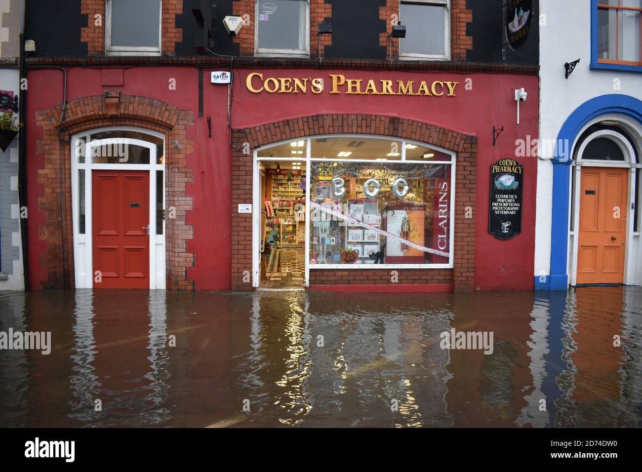 25 Unternehmen, die wir von Überschwemmungen in Wolfe Tone Square, Town Lots, Bantry, West Cork, Irland betroffen sind Stockfoto