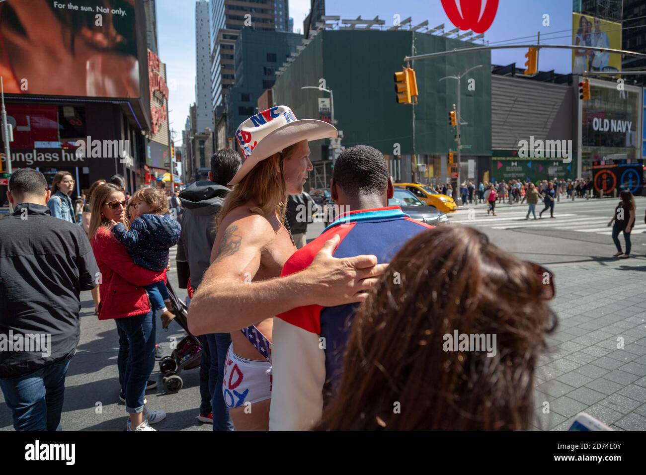 Naked Cowboy, berühmter New Yorker Straßenkünstler auf einem Times Square in New York City, trägt Cowboystiefel, Hut, weiße Slips und Gitarre. Stockfoto