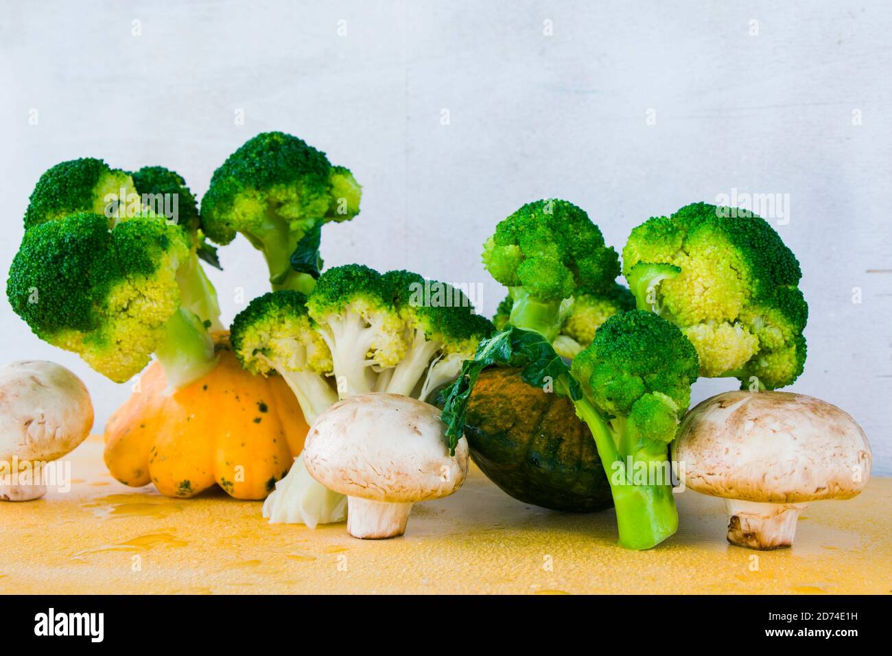 Brokkoli und Pilzgemüse wie ein Wald, Brokkoli und Pilz auf dem weißen ... Brokkoli und Pilzgemüse wie ein Wald, Brokkoli und Pilz auf dem weißen ...
