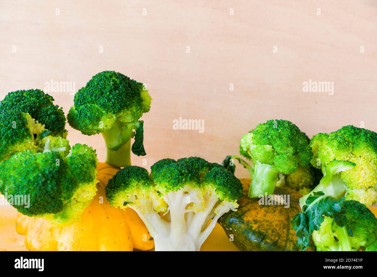 Brokkoli und Pilzgemüse wie ein Wald, Brokkoli und Pilz auf dem weißen ... Brokkoli und Pilzgemüse wie ein Wald, Brokkoli und Pilz auf dem weißen ...