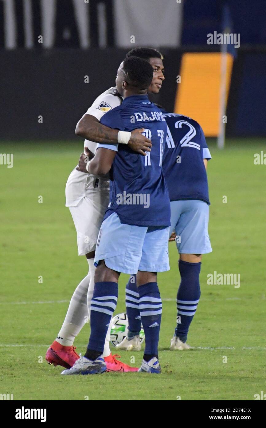 Carson, Usa. Oktober 2020. LA Galaxy Mittelfeldspieler Yony Gonzalez (11) Gespräch mit Vancouver Whitecaps Forward Fredy Montero (12) vor einem MLS-Fußballspiel, Sonntag, 18. Oktober 2020, in Carson, Kalifornien. Die Los Angeles Galaxy besiegt Vancouver Whitecaps 1-0. (Foto von IOS/Espa-Images) Quelle: European Sports Photo Agency/Alamy Live News Stockfoto