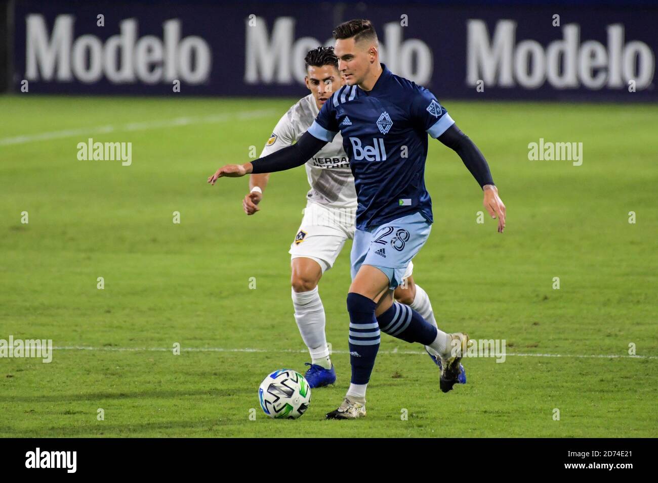 Carson, Usa. Oktober 2020. Vancouver Whitecaps Verteidiger Jake Nerwinski (28) läuft mit dem Ball, während LA Galaxy Vorwärts Cristian Pavon (10) gibt Jagd während eines MLS Fußballspiel, Sonntag, 18. Oktober 2020, in Carson, Kalifornien. Die Los Angeles Galaxy besiegt Vancouver Whitecaps 1-0. (Foto von IOS/Espa-Images) Quelle: European Sports Photo Agency/Alamy Live News Stockfoto