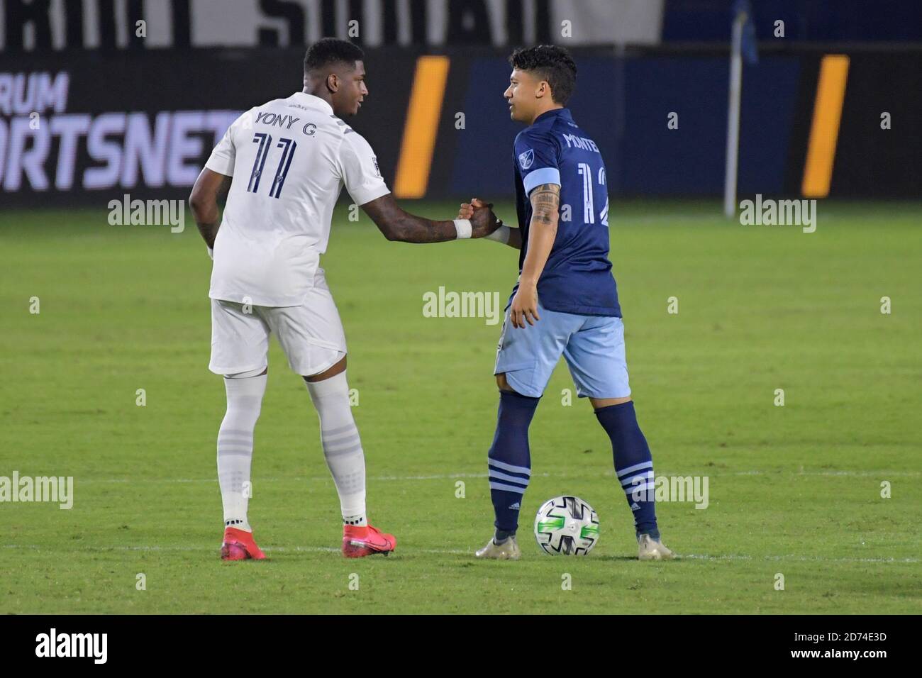 Carson, Usa. Oktober 2020. LA Galaxy Mittelfeldspieler Yony Gonzalez (11) Gespräch mit Vancouver Whitecaps Forward Fredy Montero (12) vor einem MLS-Fußballspiel, Sonntag, 18. Oktober 2020, in Carson, Kalifornien. Die Los Angeles Galaxy besiegt Vancouver Whitecaps 1-0. (Foto von IOS/Espa-Images) Quelle: European Sports Photo Agency/Alamy Live News Stockfoto