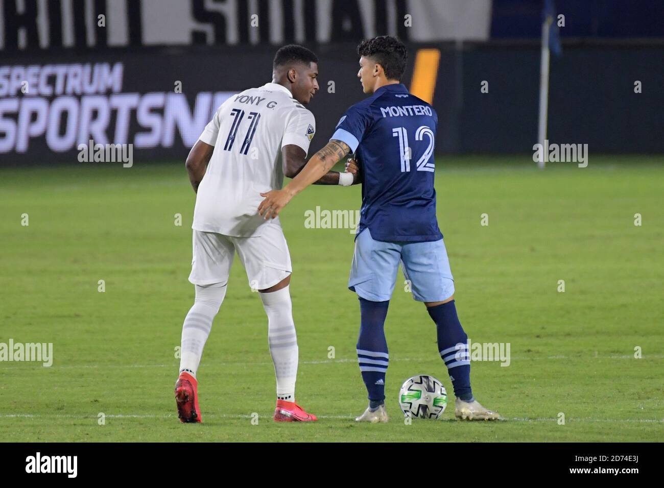 Carson, Usa. Oktober 2020. LA Galaxy Mittelfeldspieler Yony Gonzalez (11) Gespräch mit Vancouver Whitecaps Forward Fredy Montero (12) vor einem MLS-Fußballspiel, Sonntag, 18. Oktober 2020, in Carson, Kalifornien. Die Los Angeles Galaxy besiegt Vancouver Whitecaps 1-0. (Foto von IOS/Espa-Images) Quelle: European Sports Photo Agency/Alamy Live News Stockfoto