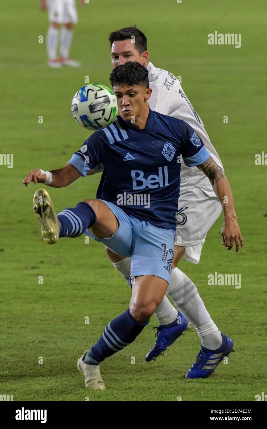 Carson, Usa. Oktober 2020. Vancouver Whitecaps Forward Fredy Montero (12) schießt den Ball weg von LA Galaxy Mittelfeldspieler Sacha Kljestan (16) während eines MLS Fußballspiel, Sonntag, 18. Oktober 2020, in Carson, Kalifornien. Die Los Angeles Galaxy besiegt Vancouver Whitecaps 1-0. (Foto von IOS/Espa-Images) Quelle: European Sports Photo Agency/Alamy Live News Stockfoto