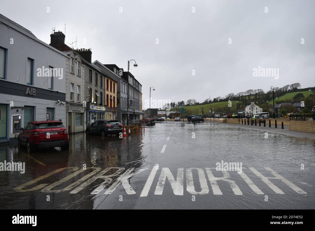 Hochwasser im Wolfe Tone Square sind schätzungsweise 25 Unternehmen betroffen. Bantry, Co Cork. Irland. Stockfoto