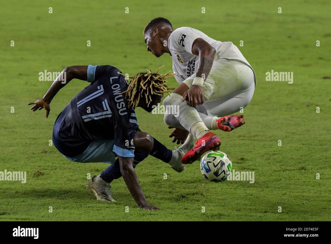 Carson, Usa. Oktober 2020. Vancouver Whitecaps Mittelfeldspieler Leonard Owusu (17) versucht, Besitz über LA Galaxy Mittelfeldspieler Yony Gonzalez (11) während eines MLS Fußballspiel zu gewinnen, Sonntag, 18. Oktober 2020, in Carson, Kalifornien. Die Los Angeles Galaxy besiegt Vancouver Whitecaps 1-0. (Foto von IOS/Espa-Images) Quelle: European Sports Photo Agency/Alamy Live News Stockfoto