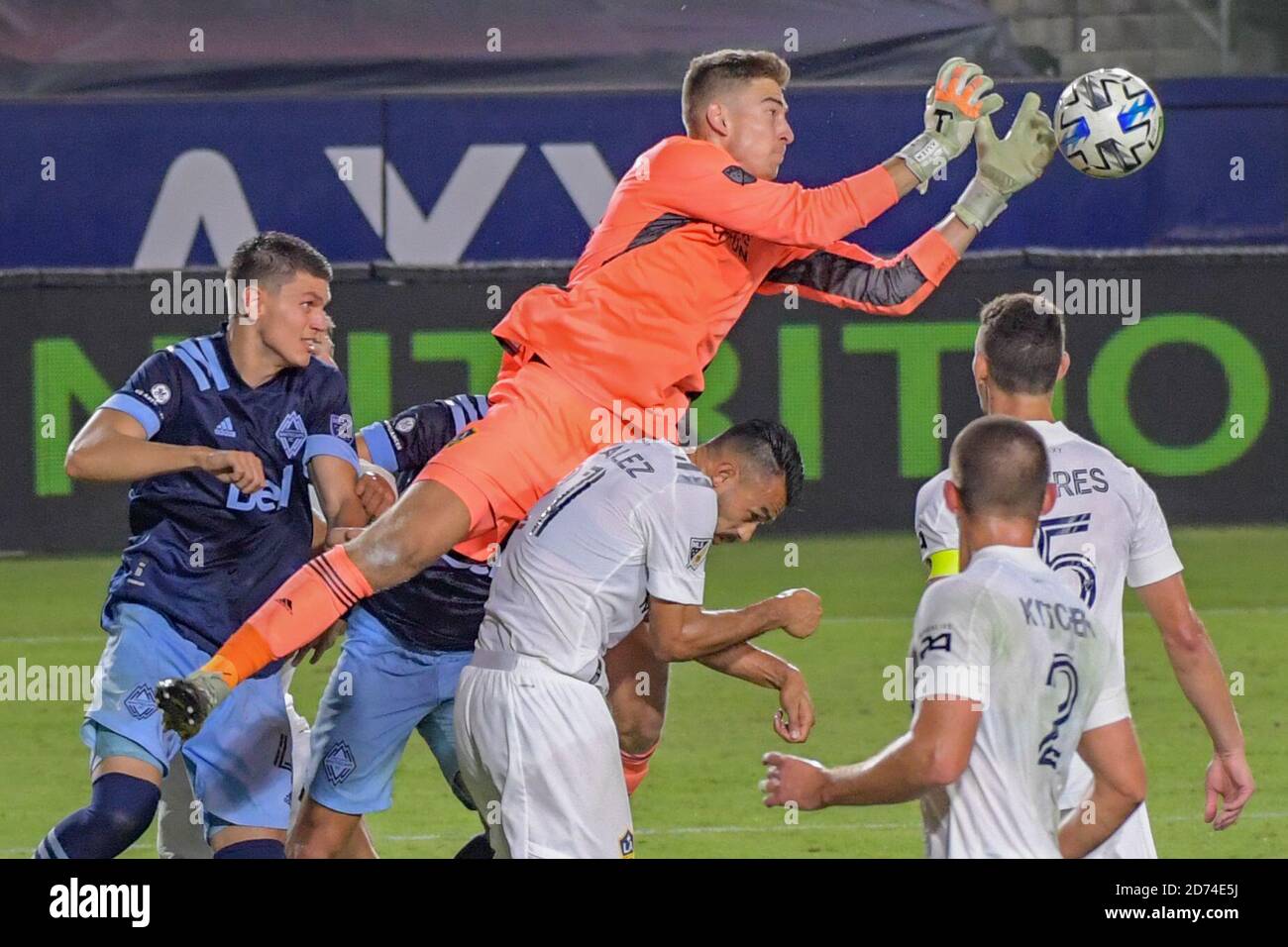 Carson, Usa. Oktober 2020. LA Galaxy Torwart Jonathan Klinsmann (33) springt für den Ball während eines MLS Fußballspiel gegen die Vancouver Whitecaps, Sonntag, 18. Oktober 2020, in Carson, Kalifornien. Die Los Angeles Galaxy besiegt Vancouver Whitecaps 1-0. (Foto von IOS/Espa-Images) Quelle: European Sports Photo Agency/Alamy Live News Stockfoto