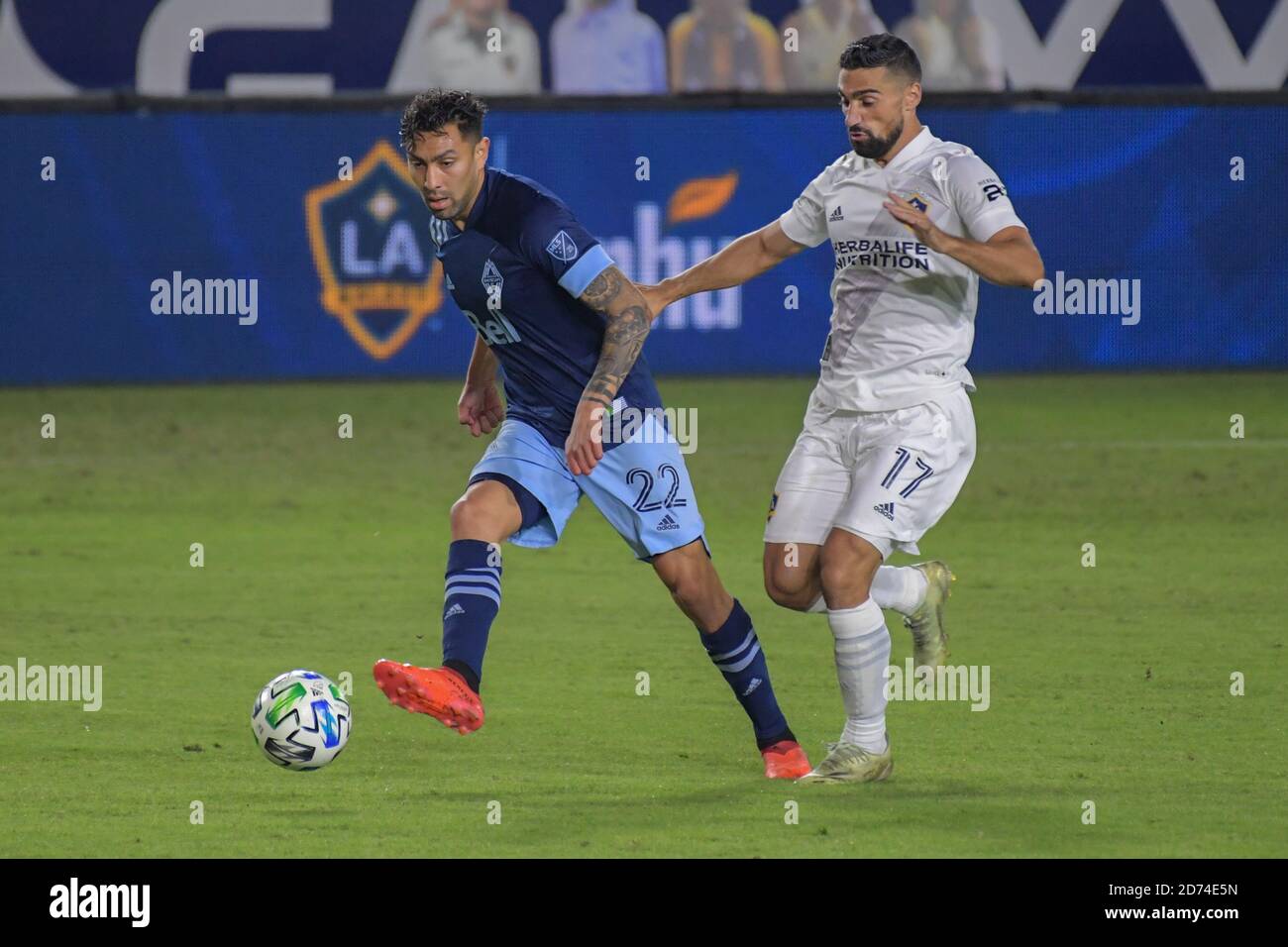 Carson, Usa. Oktober 2020. LA Galaxy Mittelfeldspieler Sebastian Lletget (17) verfolgt Vancouver Whitecaps Verteidiger Erik Godoy (22) während eines MLS-Fußballspiels, Sonntag, 18. Oktober 2020, in Carson, Kalifornien. Die Los Angeles Galaxy besiegte Vancouver Whitecaps 1:0. (Foto von IOS/Espa-Images) Quelle: European Sports Photo Agency/Alamy Live News Stockfoto