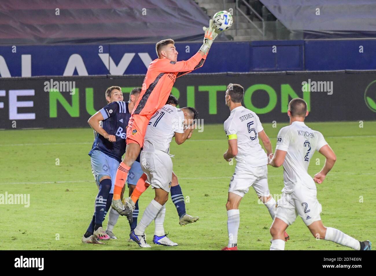 Carson, Usa. Oktober 2020. LA Galaxy Torwart Jonathan Klinsmann (33) springt für den Ball während eines MLS Fußballspiel gegen die Vancouver Whitecaps, Sonntag, 18. Oktober 2020, in Carson, Kalifornien. Die Los Angeles Galaxy besiegt Vancouver Whitecaps 1-0. (Foto von IOS/Espa-Images) Quelle: European Sports Photo Agency/Alamy Live News Stockfoto