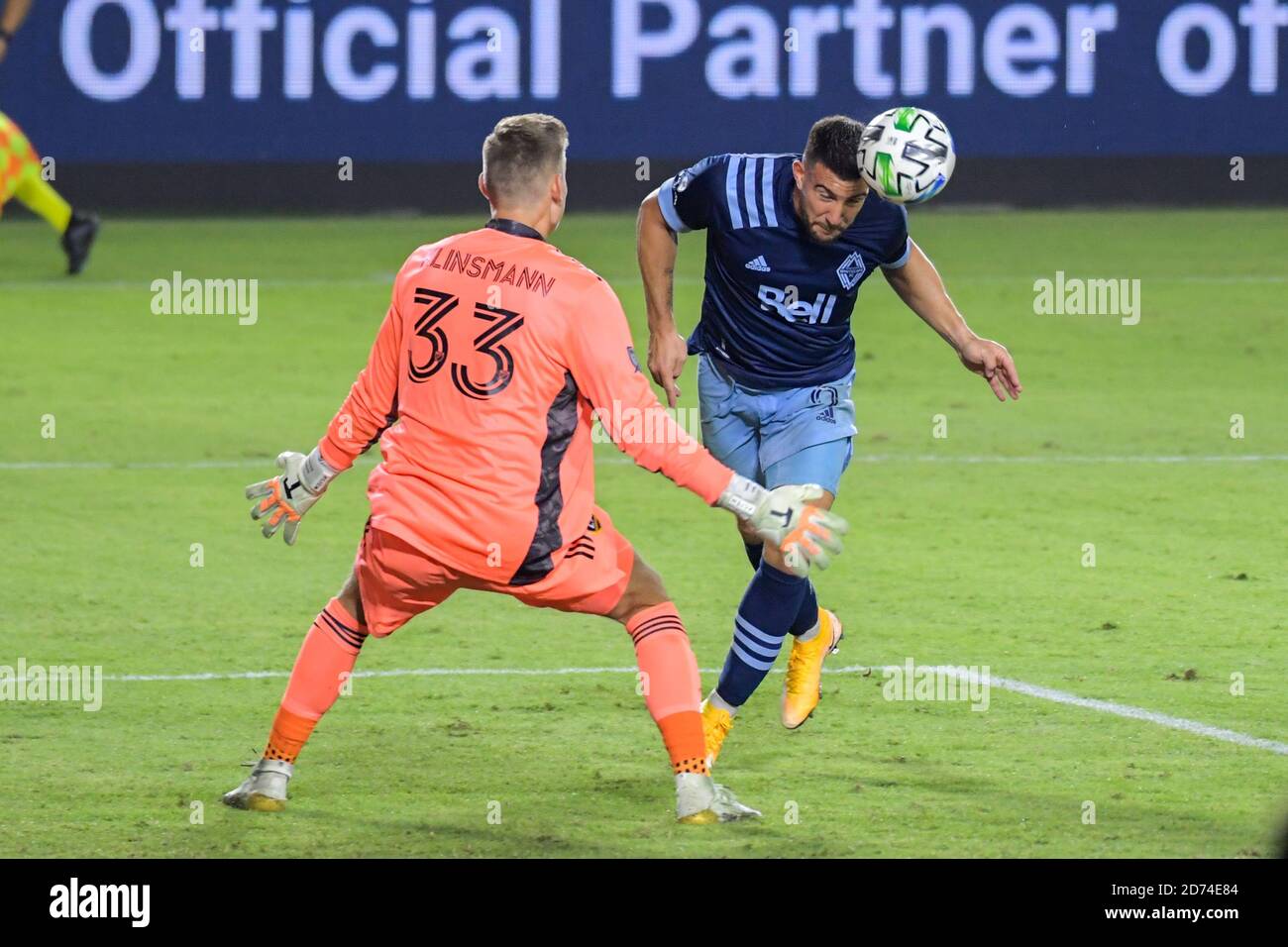 Carson, Usa. Oktober 2020. Vancouver Whitecaps vorwärts Lucas Cavallini (9) headers den Ball als LA Galaxy Torwart Jonathan Klinsmann (33) versucht, ein Save während eines MLS Fußballspiel zu machen, Sonntag, 18. Oktober 2020, in Carson, Kalifornien. Die Los Angeles Galaxy besiegte Vancouver Whitecaps 1-0. (Foto von IOS/Espa-Images) Quelle: European Sports Photo Agency/Alamy Live News Stockfoto