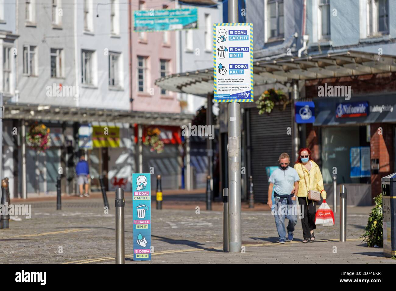 Im Bild: Ein Paar mit Gesichtsmasken geht in der Stepney Street, Llanelli, Wales, Großbritannien. Sonntag, 27. September 2020 Re: Lokale Sperre wurde in Kraft wegen t Stockfoto