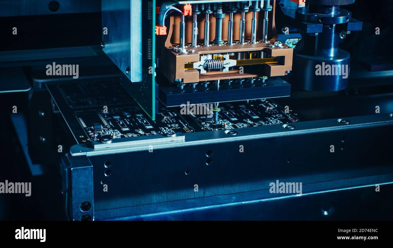 Nahaufnahme der elektronischen Leiterplatte, die mit einem automatisierten Roboterarm montiert wird, Surface Mounted Technology, die Mikrochips verbindet Stockfoto