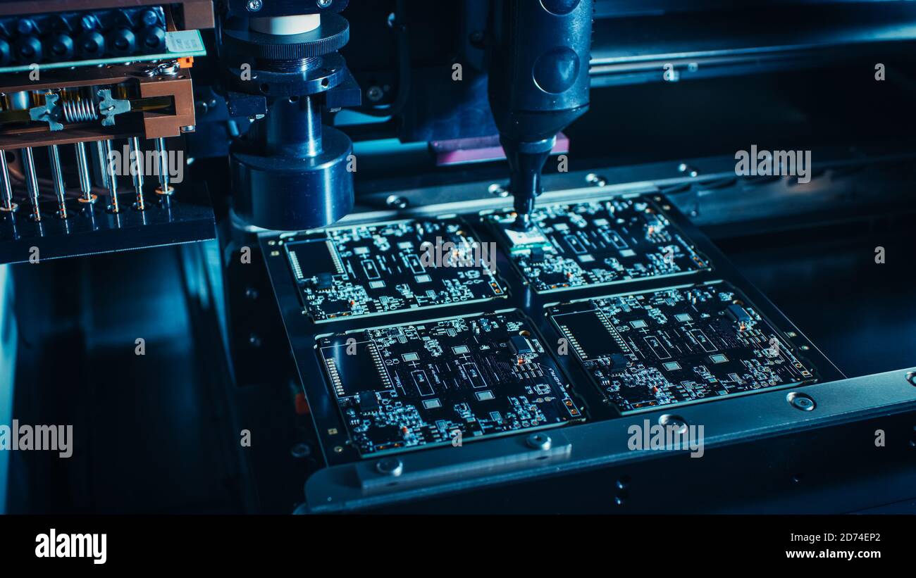 Fabrikmaschinen bei der Arbeit: Leiterplatten, die mit automatisierten Roboterarm montiert werden, Surface Mounted Technology, die Mikrochips mit dem verbindet Stockfoto