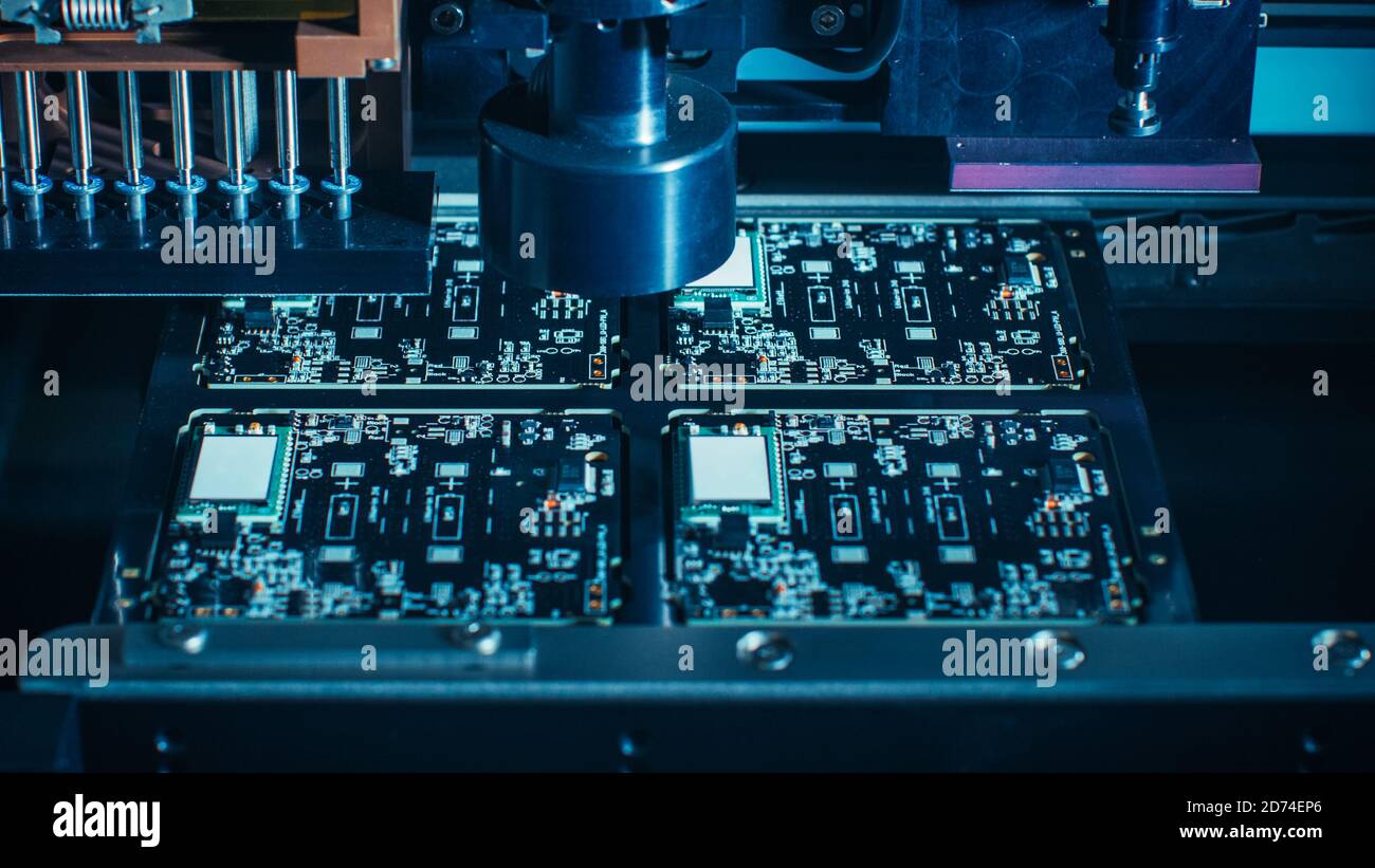 Makroaufnahme der Leiterplatte in einer Fabrik Montagelinie mit automatisiertem Roboterarm für SMD-Mikroprozessoren Zum Stockfoto
