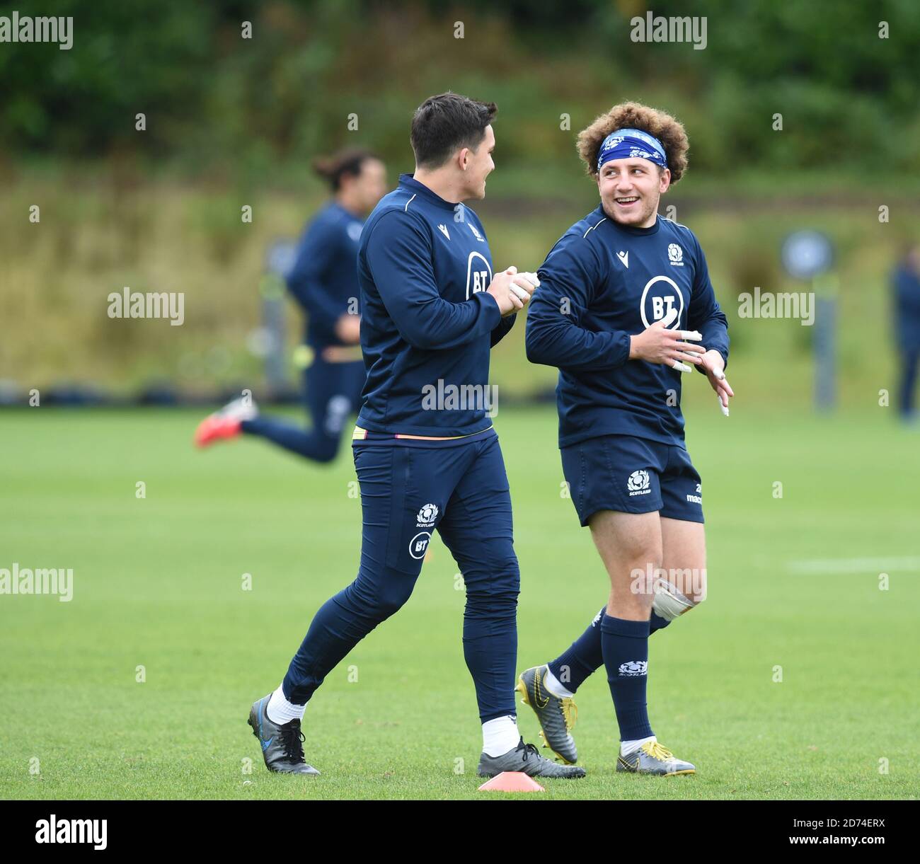 Oriam Sports Centre Riccarton, Edinburgh. Schottland, Vereinigtes Königreich. 16. Oktober 20 L/r The Scotland Rugby Sam Johnson chattet mit Duncan Weir Squad Training Session f Stockfoto