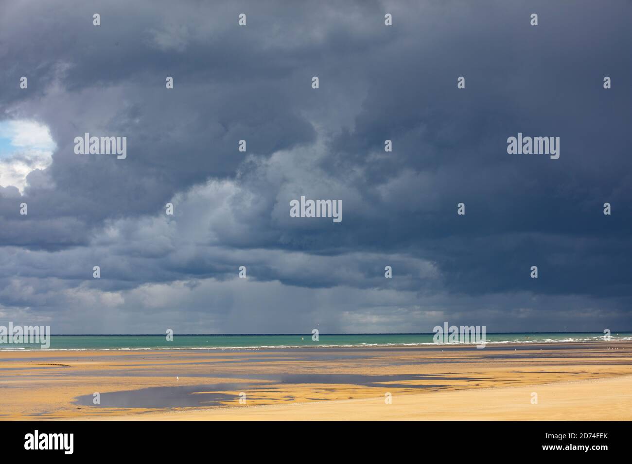 Strand bei Omaha Beach, Überreste des 2. Weltkriegs Stockfoto