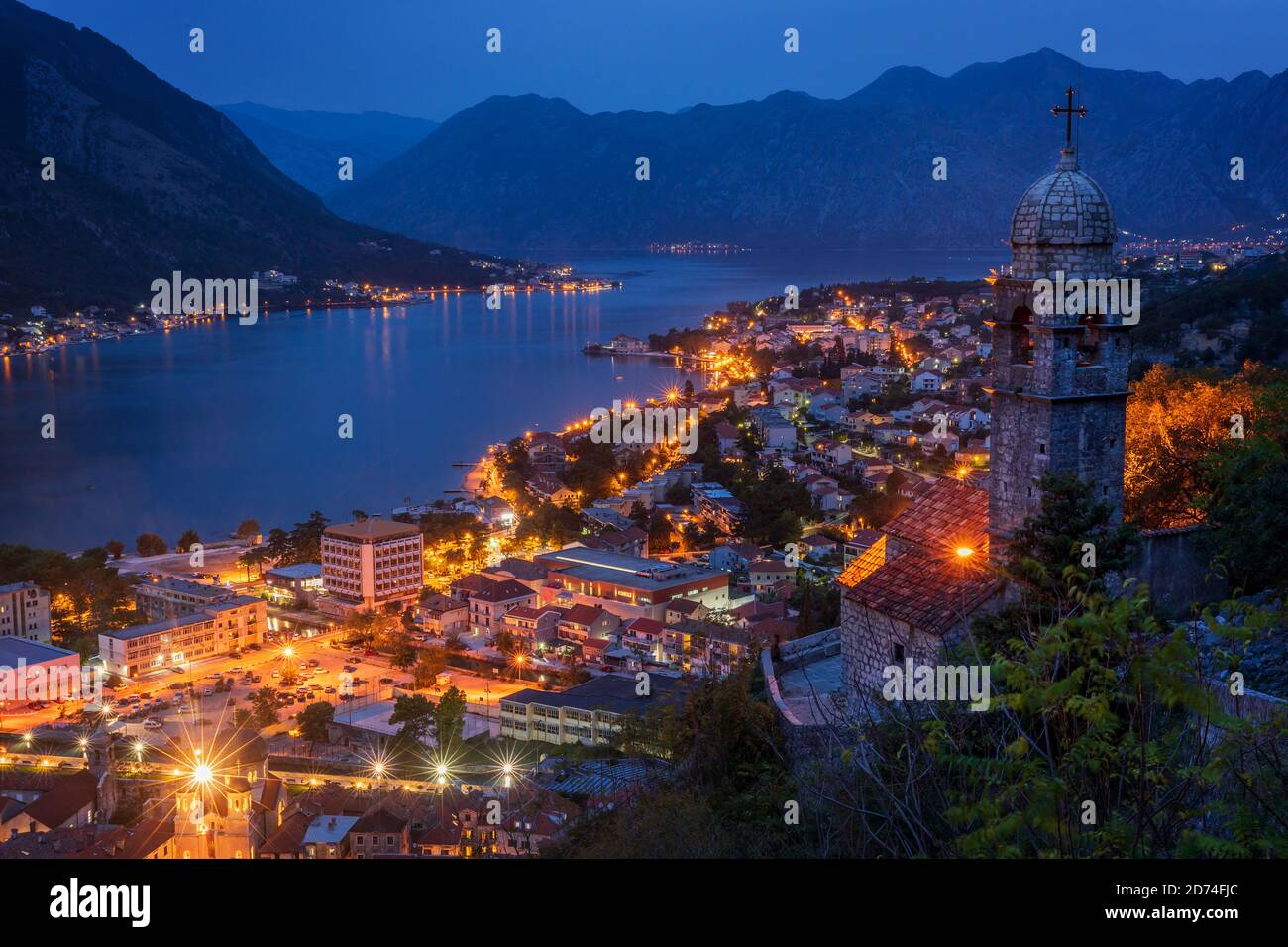 Nachtansicht der Kirche unserer Lieben Frau von Remedy, auf der 240th Meter Höhe der Leiter von Kotor auf dem Weg zur St. John Festung. Stockfoto