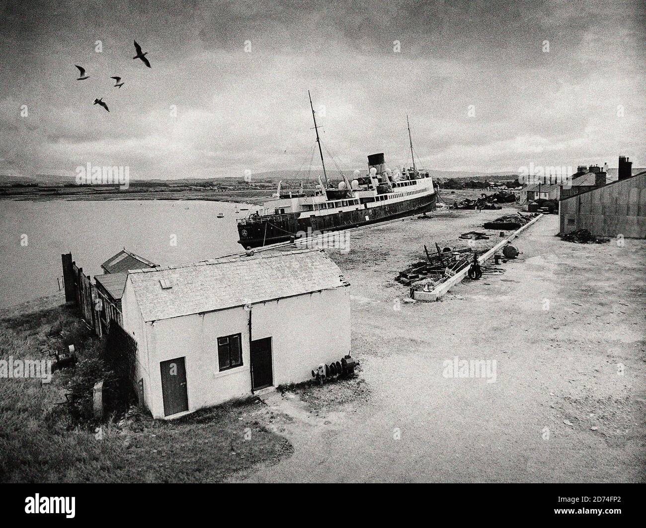 Vintage-Fotografie aus dem Jahr 1975 des King Orry IV in Glasson Dock, Lancashire, England. Gebaut für die Isle of man Steam Packet Company im Jahr 1946, machte sie ihre letzte Überfahrt von Douglas im August 1975. Während sie in Erwartung des Auseinanderbrechens aufgelegt war, brach das Schiff während eines schweren Sturms von ihrem Liegeplatz ab und trieb in der Lune-Mündung auf Grund und kam, um sich auf den Schlammflattern auszuruhen. Sie wurde im April 1976 wieder in Umlauf gebracht und 1979 schließlich aufgelöst. Stockfoto