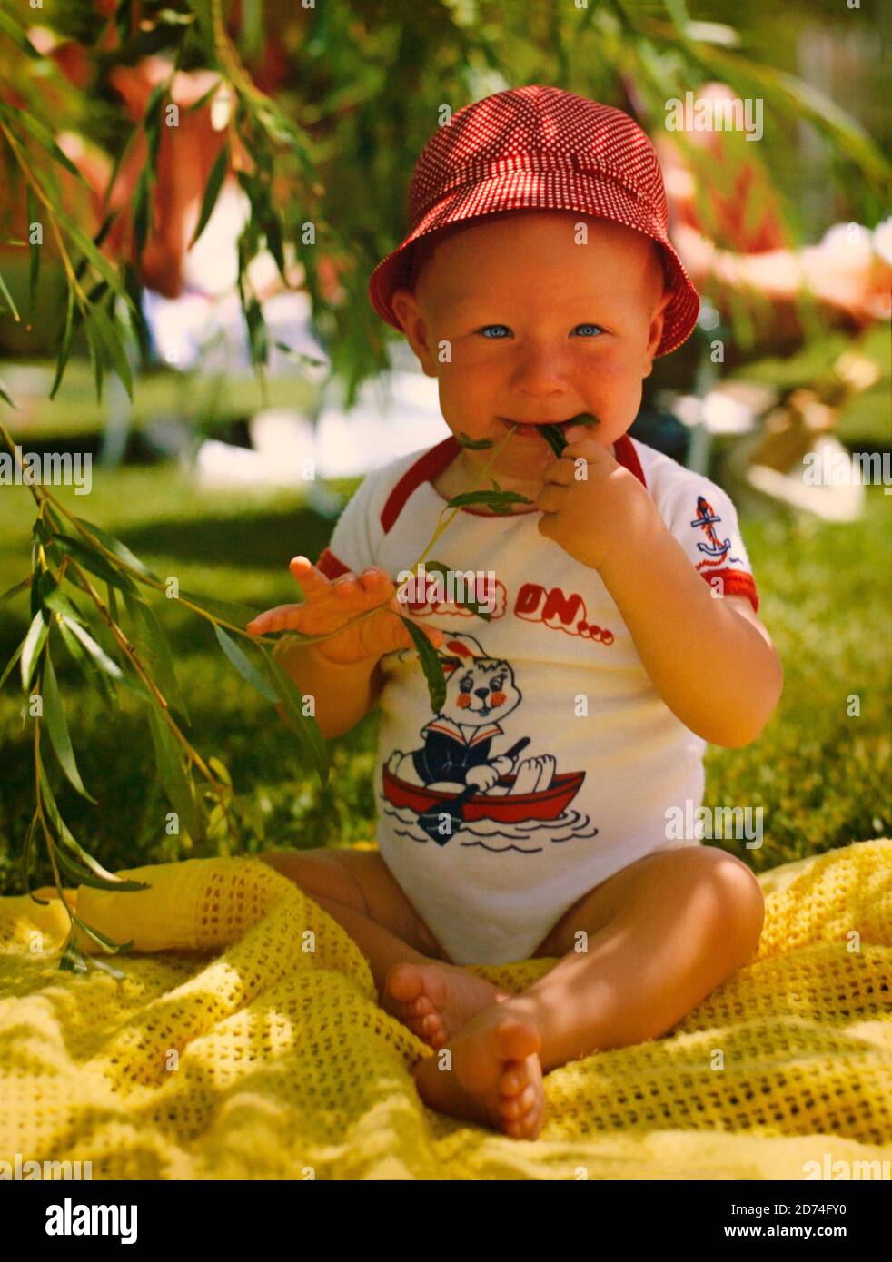 Vintage-Fotografie von 1982 von einem 9 Monate alten Jungen im Urlaub. Stockfoto
