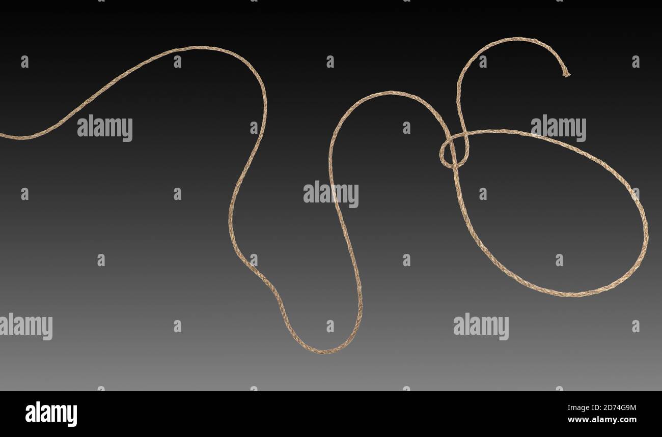 Gedrehtes Naturfaserseil mit Schlaufen und Kurven isoliert auf Dunkler Verlaufshintergrund Stockfoto