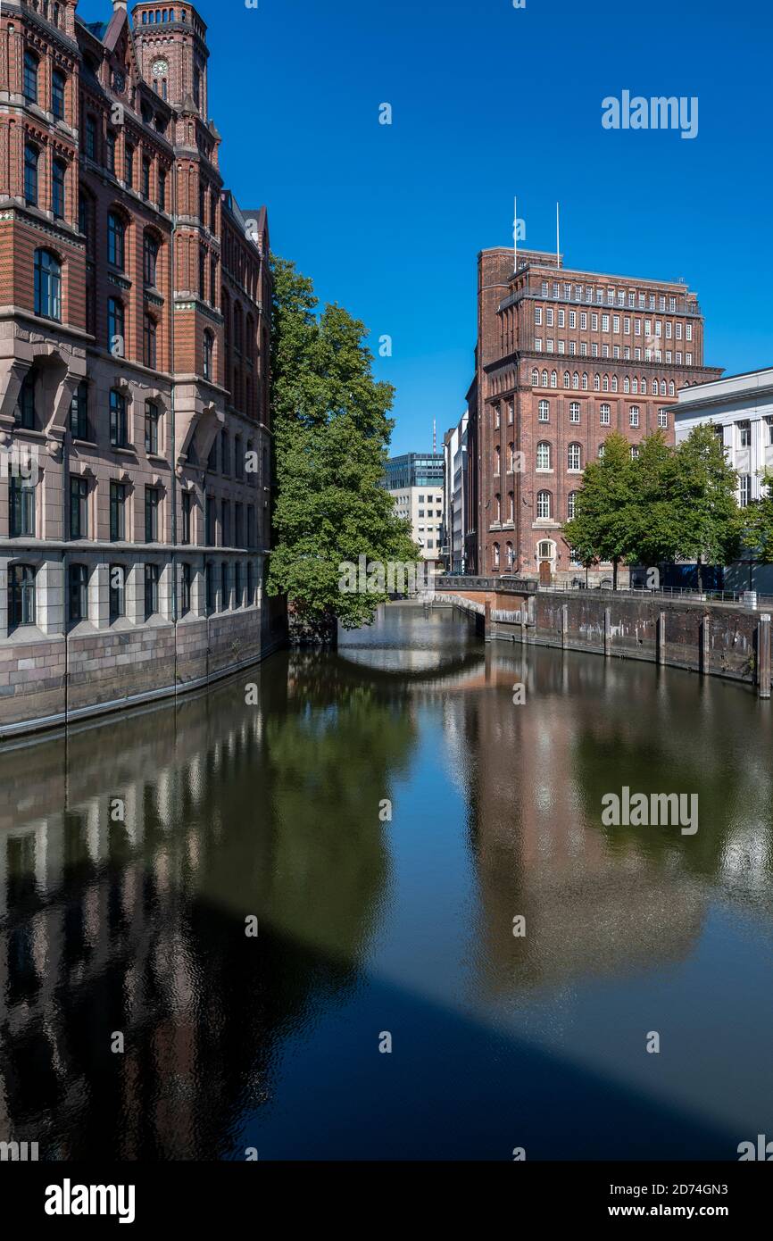 Trostbrücke, eine von vielen über die zahlreichen Kanäle in Hamburg. Dies ist der Nikolaifleet-Kanal, aufgenommen von der Willy Brandt Straße. Stockfoto