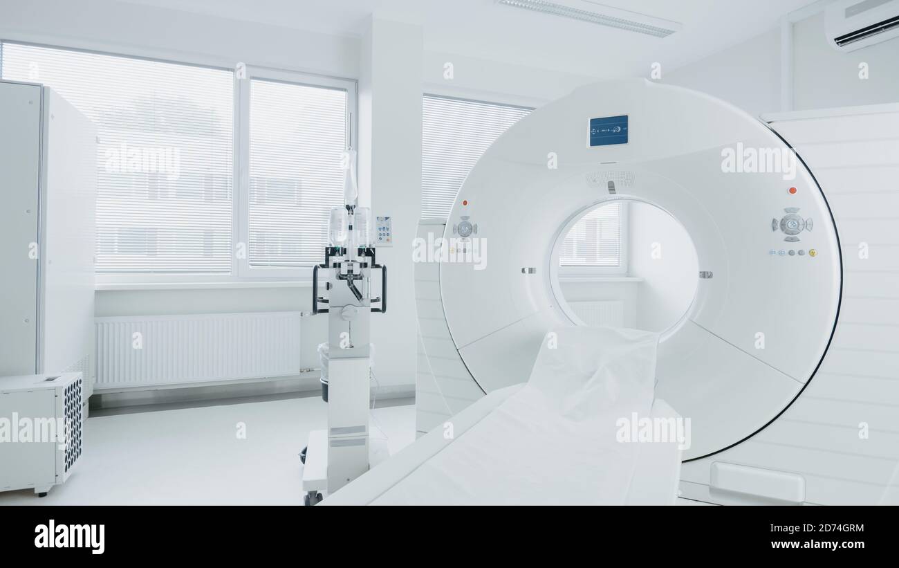 Medizinische CT oder MRT oder PET Scan stehen im modernen Krankenhauslabor. Technologisch fortschrittliches und funktionales Mediсal Equipment in einem sauberen Weiß Stockfoto