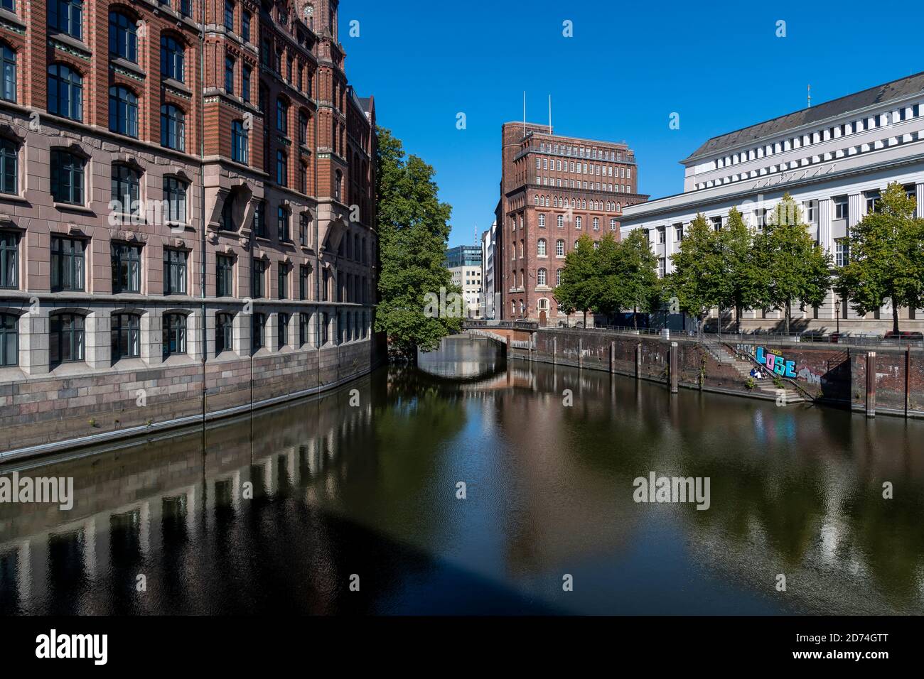 Trostbrücke, eine von vielen über die zahlreichen Kanäle in Hamburg. Dies ist der Nikolaifleet-Kanal, aufgenommen von der Willy Brandt Straße. Stockfoto