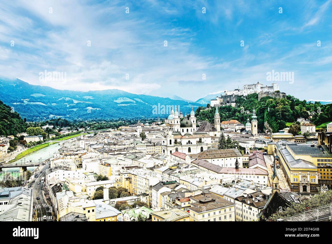Hohensalzburg liegt auf dem Hügel über der Altstadt von Salzburg, Österreich. Stockfoto