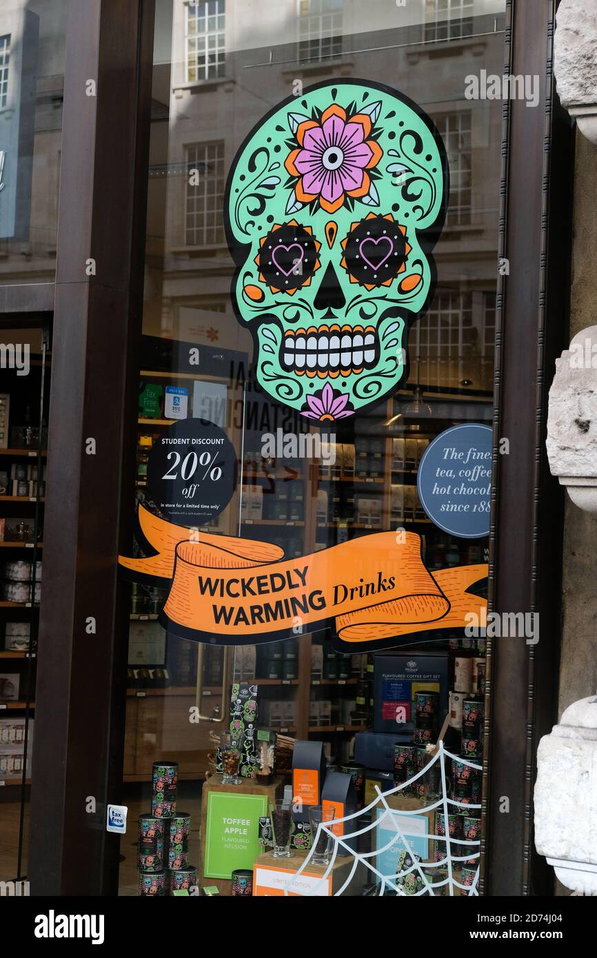 Regent Street, London, Großbritannien. Oktober 2020. Schaufenster im Halloween-Stil. Kredit: Matthew Chattle/Alamy Live Nachrichten Stockfoto