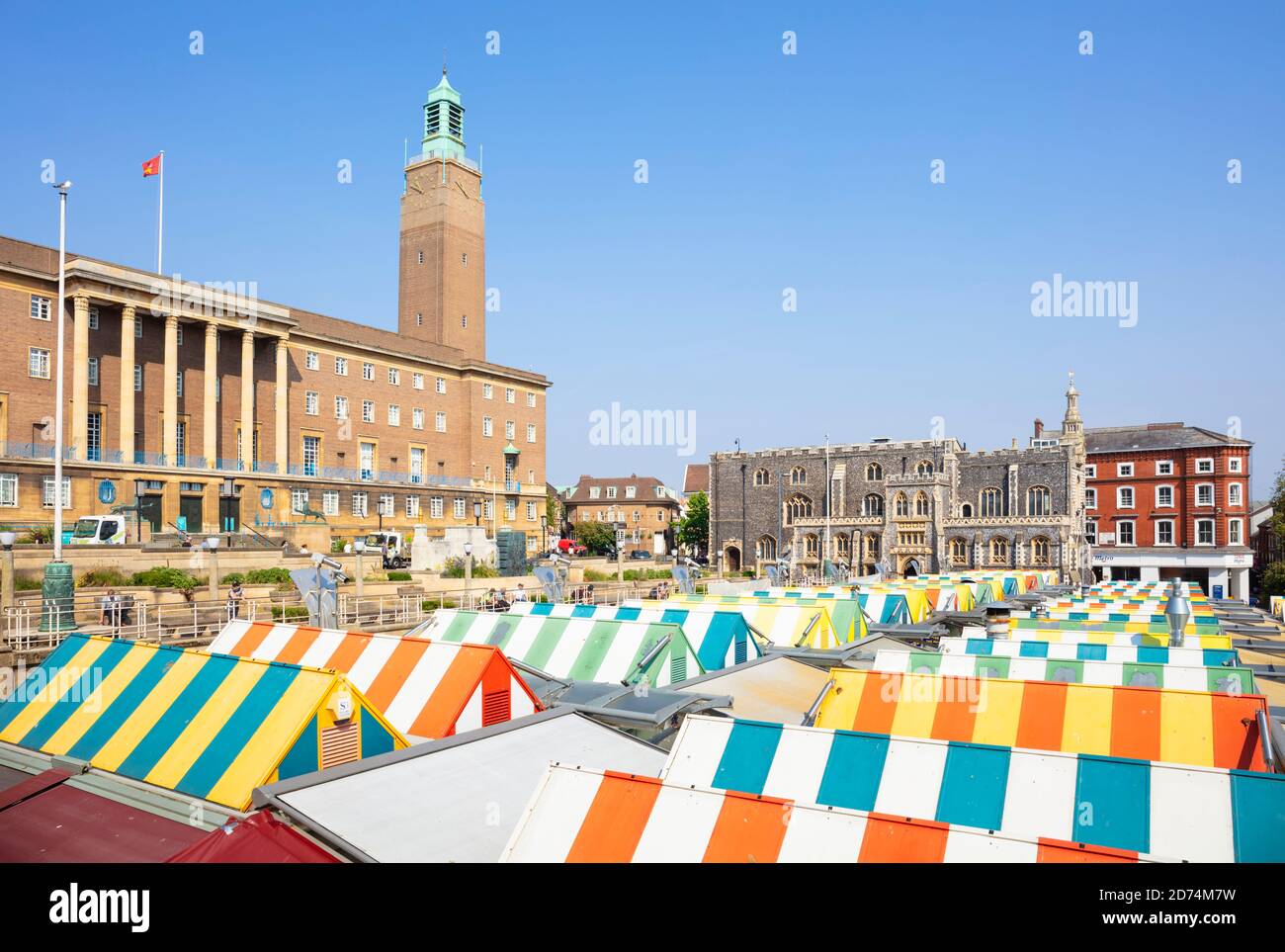 Norwich Market Stalls vor den Büros des Norwich City Council im Stadtzentrum von Norwich Market Place Norwich Norfolk East Anglia England GB Europa Stockfoto