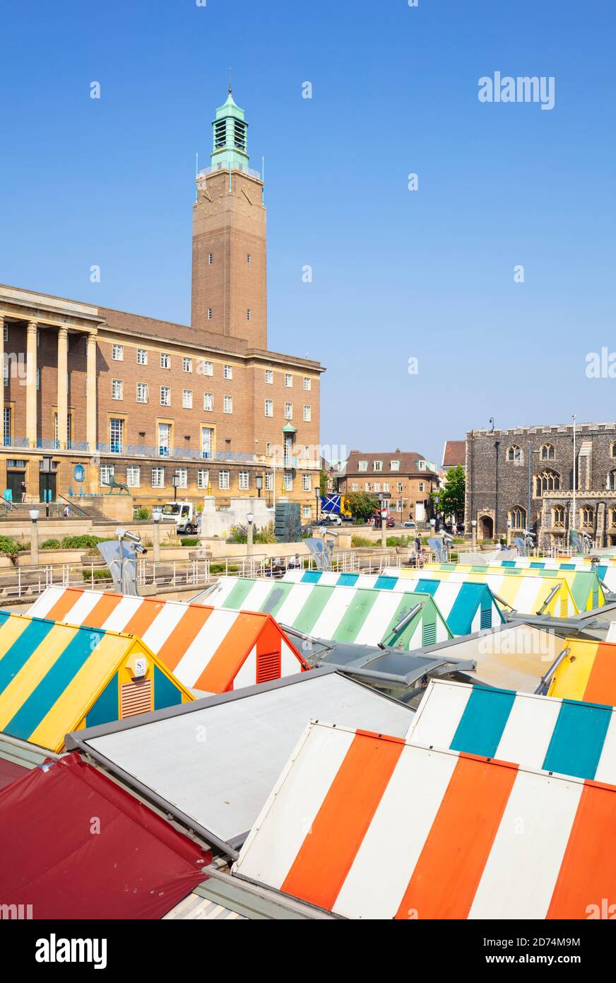 Norwich City Council Büros und Norwich Market Stände in der Norwich Market Place Stadtzentrum Norwich Norfolk East Anglia England Großbritannien GB Europa Stockfoto