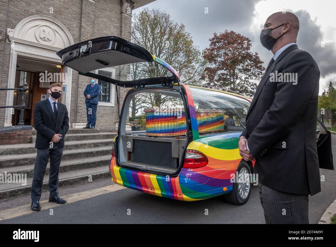 London, Großbritannien. Oktober 2020. Die farbenfrohe Schatulle von Tony Bone kommt am Honor Oak Crematorium an. Bone, der am 30. September im Alter von 64 Jahren verstarb, war ein bildender Künstler und ein beliebter Bewohner, der viele Jahre in Lewisham lebte und arbeitete. Aktuelle Bestattungsdienste in Großbritannien nach Covid-19 Einschränkungen begrenzen 20 Personen zu besuchen. Kredit: Guy Corbishley/Alamy Live Nachrichten Stockfoto