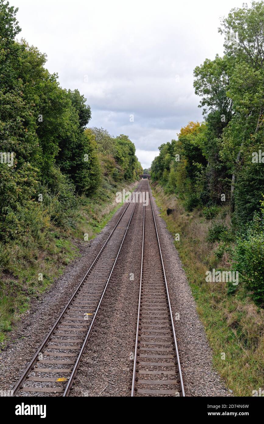 Leere Eisenbahnstrecke, die in die Landschaft in den Surrey Hills zurückgeht, in der Nähe von Abinger Hammer England Stockfoto