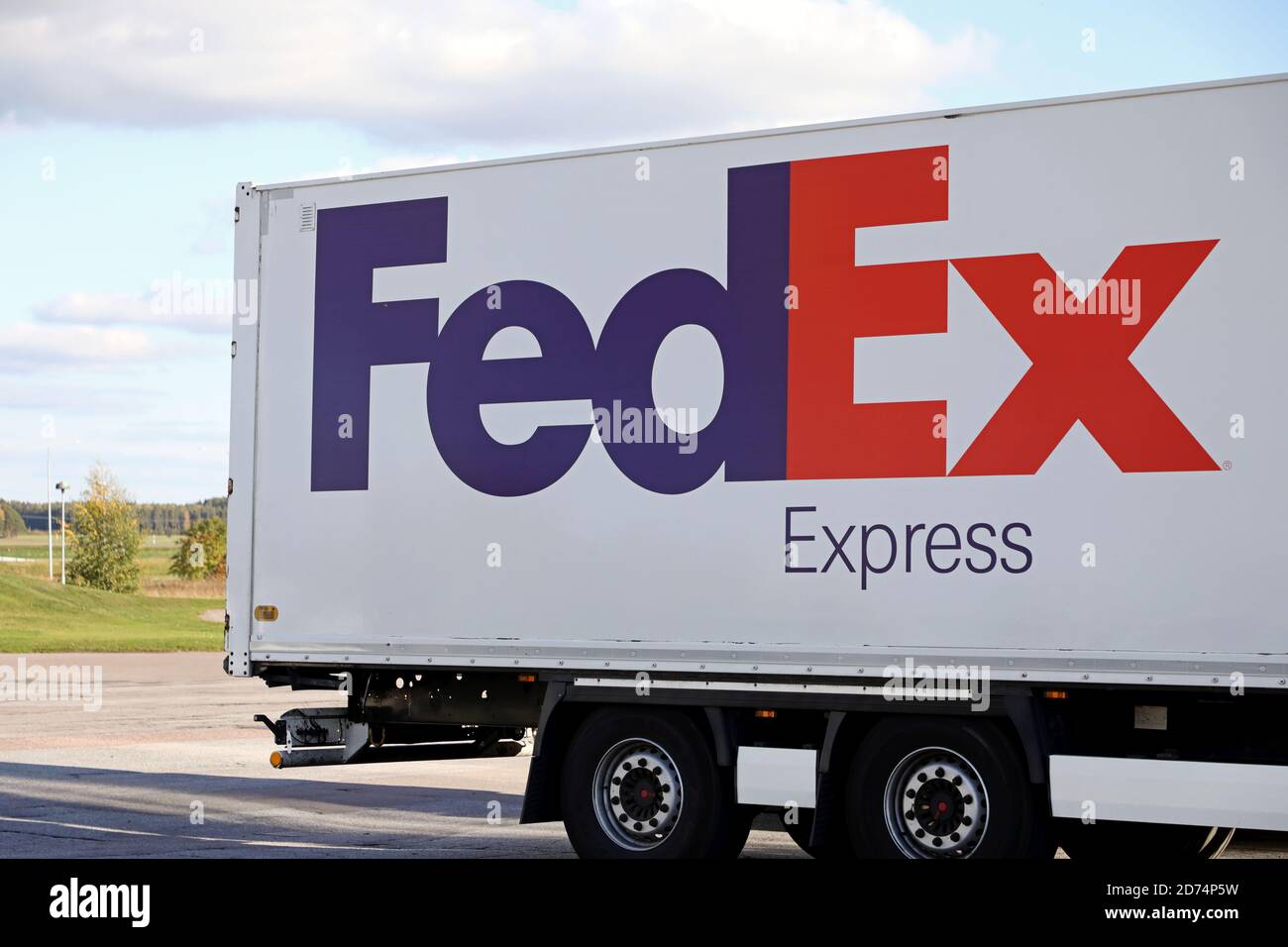 Mantorp, Schweden 20200930 FedEx Express LKW auf einem Parkplatz.Federal Express Corporation, gebrandet als FedEx Express, ehemals gebrandet als Federal Express, ist eine Frachtfluggesellschaft mit Sitz in Memphis, Tennessee, USA. Foto Jeppe Gustafsson Stockfoto