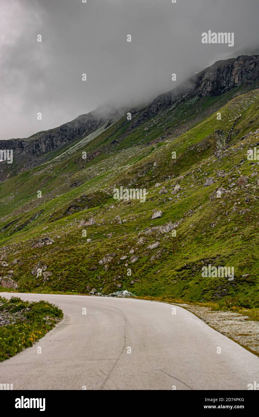 Gelber Bus der öffentlichen Verkehrsmittel. Bushaltestelle auf dem Lac de Moiry in den Schweizer Alpen. In Grimentz Vallis, Schweiz. Stockfoto