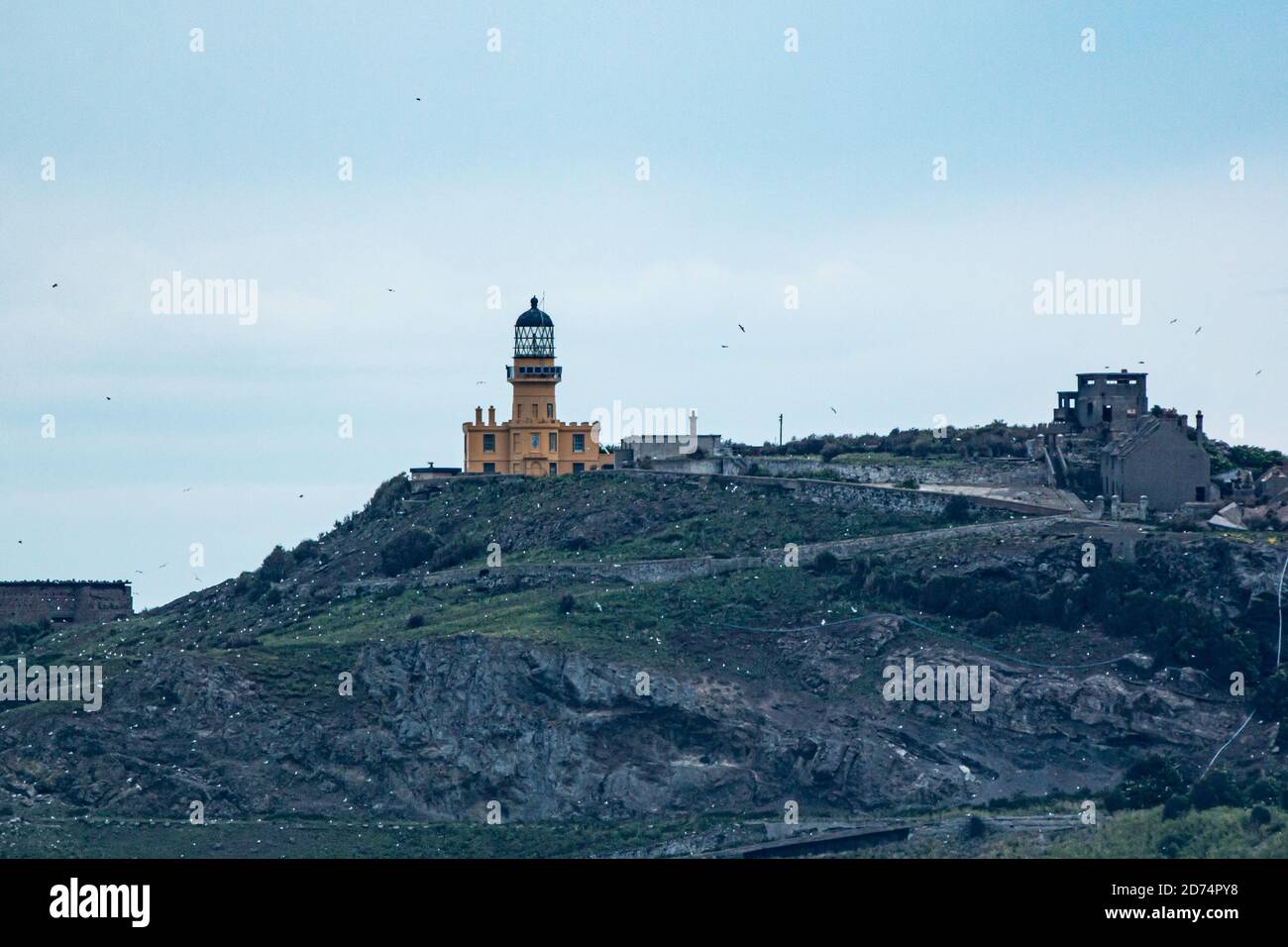 Der Leuchtturm Inchkeith wurde 1804 auf einer der größten und größten von den Franzosen 1549 erbautes fort Stockfoto