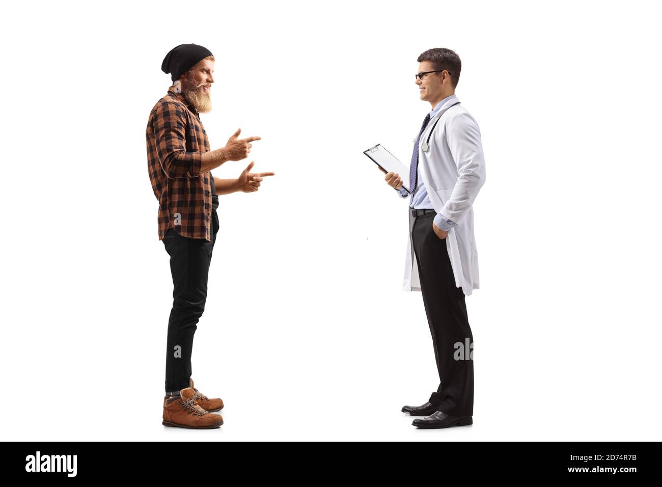 In voller Länge Profilaufnahme eines bärtigen Kerl stehend und Im Gespräch mit einem männlichen Arzt isoliert auf weißem Hintergrund Stockfoto