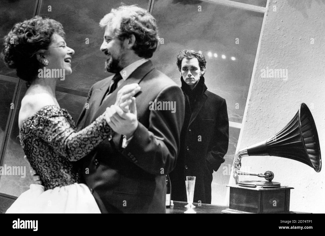 l-r: Elizabeth Bell (Gertrude), Peter Wight (Claudius), Mark Rylance (Hamlet) in HAMLET von Shakespeare Royal Shakespeare Company (RSC) / UK Regional Tour 1988 Design: Antony McDonald Beleuchtung: David Cunningham Regie: Ron Daniels Stockfoto