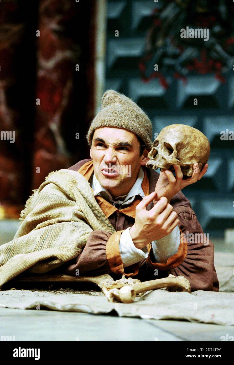 Mark Rylance (Hamlet) in HAMLET von Shakespeare im Shakespeare's Globe, London SE1 09/06/2000 Master of Clothing & Properties: Jenny Tiramani Master of Music: Claire van Kampen Master of Play: Giles Block Stockfoto