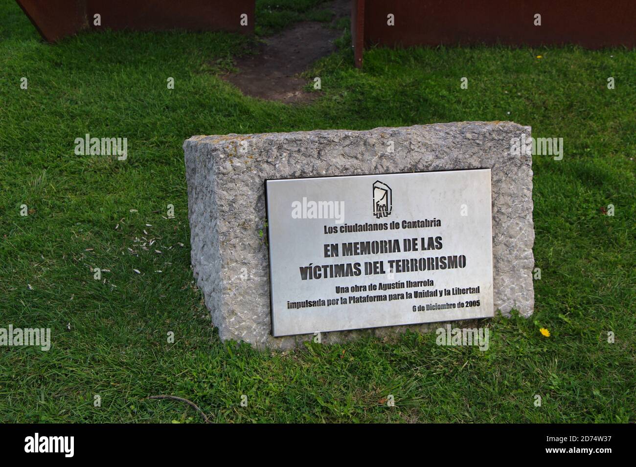 Plakette mit der Skulptur, die den Opfern des Terrorismus im Halbinselpark Magdalena gewidmet ist, von Agustin Ibarrola Santander Cantabria Spanien Stockfoto