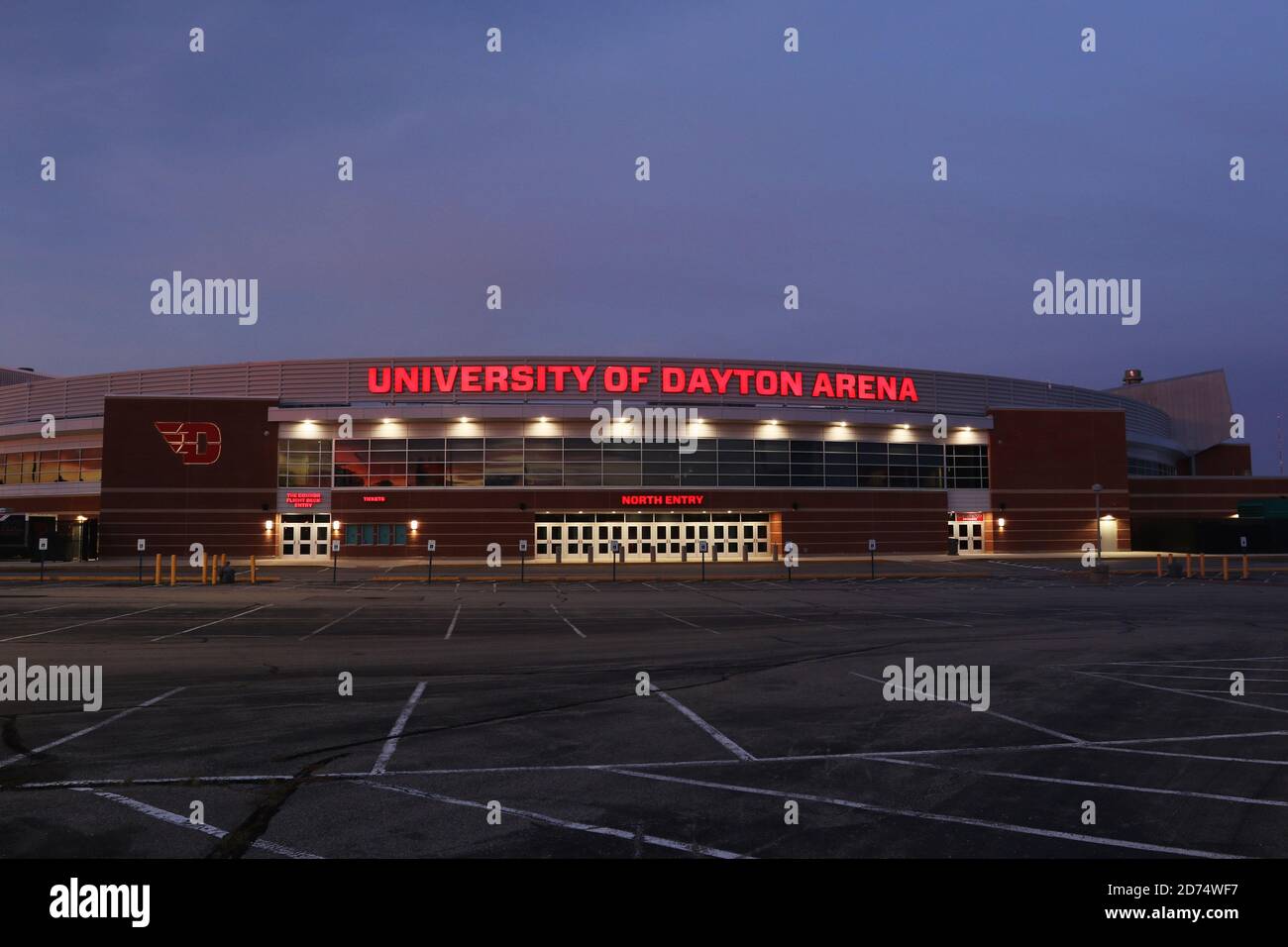 University Of Dayton Arena. Basketball- und Sportkomplex. Nordeingang bei morgendlicher Dämmerung. Dayton, Ohio, USA. Stockfoto