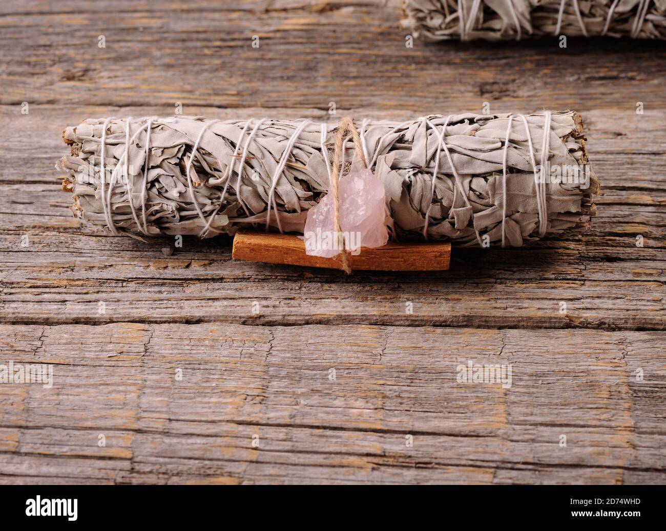 Bild mit einem Bündel von weißem Salbei, palo santo Stick und einem Kristall. Die Seele ausbalancieren. Selektiver Fokus, horizontale Ausrichtung mit Platz für Text. Stockfoto