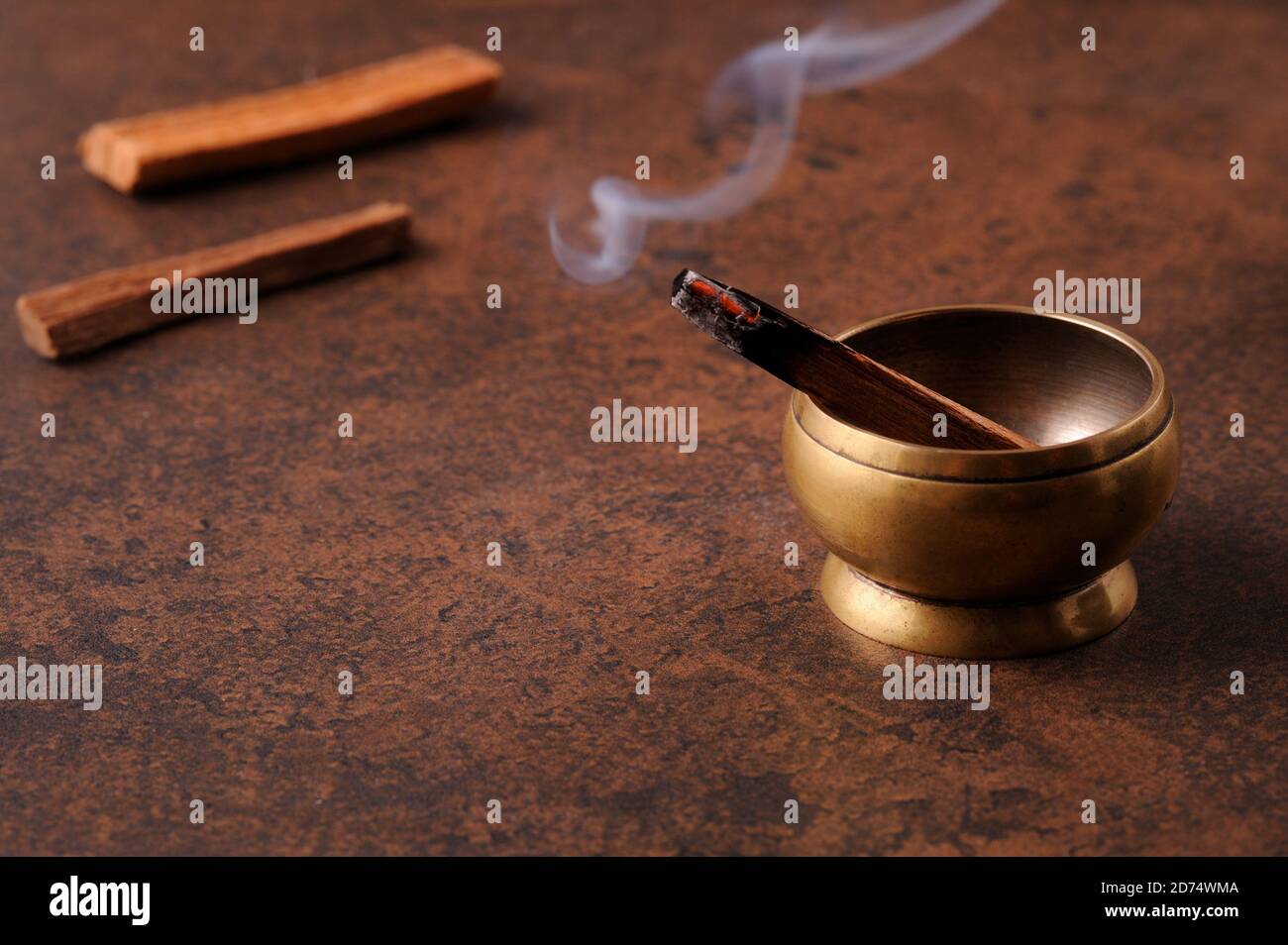 Aromatischer Stab von palo santo auf dunklem Hintergrund. Heiliges heiliges Baumstäbchen, brennend mit Duftrauch.Räuchern von Kräuterräuchern. Heilung, Meditation, Entspannung Stockfoto