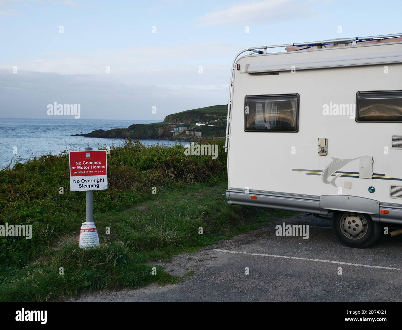 Wohnmobil Campervan geparkt über Nacht Camping auf dem Parkplatz neben dem Schild Verbot über Nacht camping. Bigbury on Sea, Devon Großbritannien Stockfoto