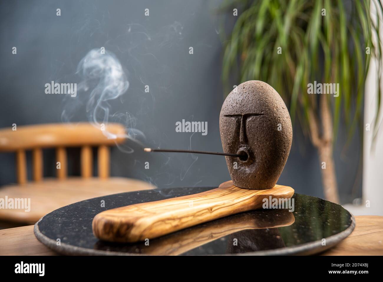 Steinräucherstand steht mit Rauch Stockfoto