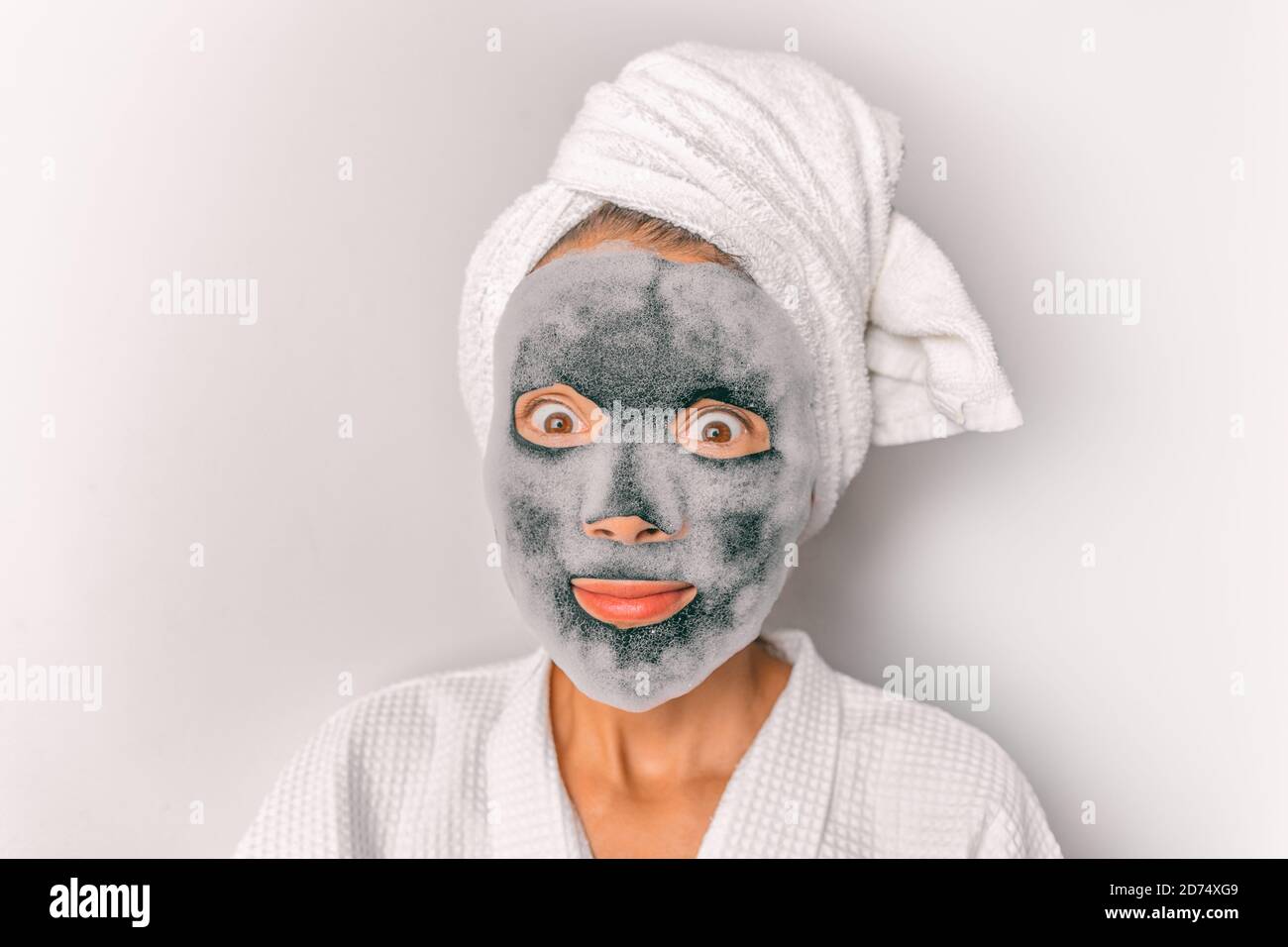 Koreanische Schönheit Gesichtsmaske Schaum Holzkohle Blasen zu Hause  selbst-Pflege Behandlung asiatische Mädchen Entfernen von toten Hautzellen  mit chemischer Schale Vorderseite in Stockfotografie - Alamy