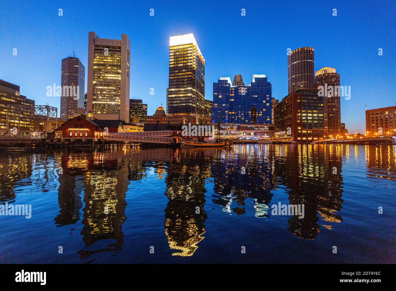 Finanzviertel vom Children's Wharf Park in der Dämmerung, Boston, Massachusetts, USA Stockfoto