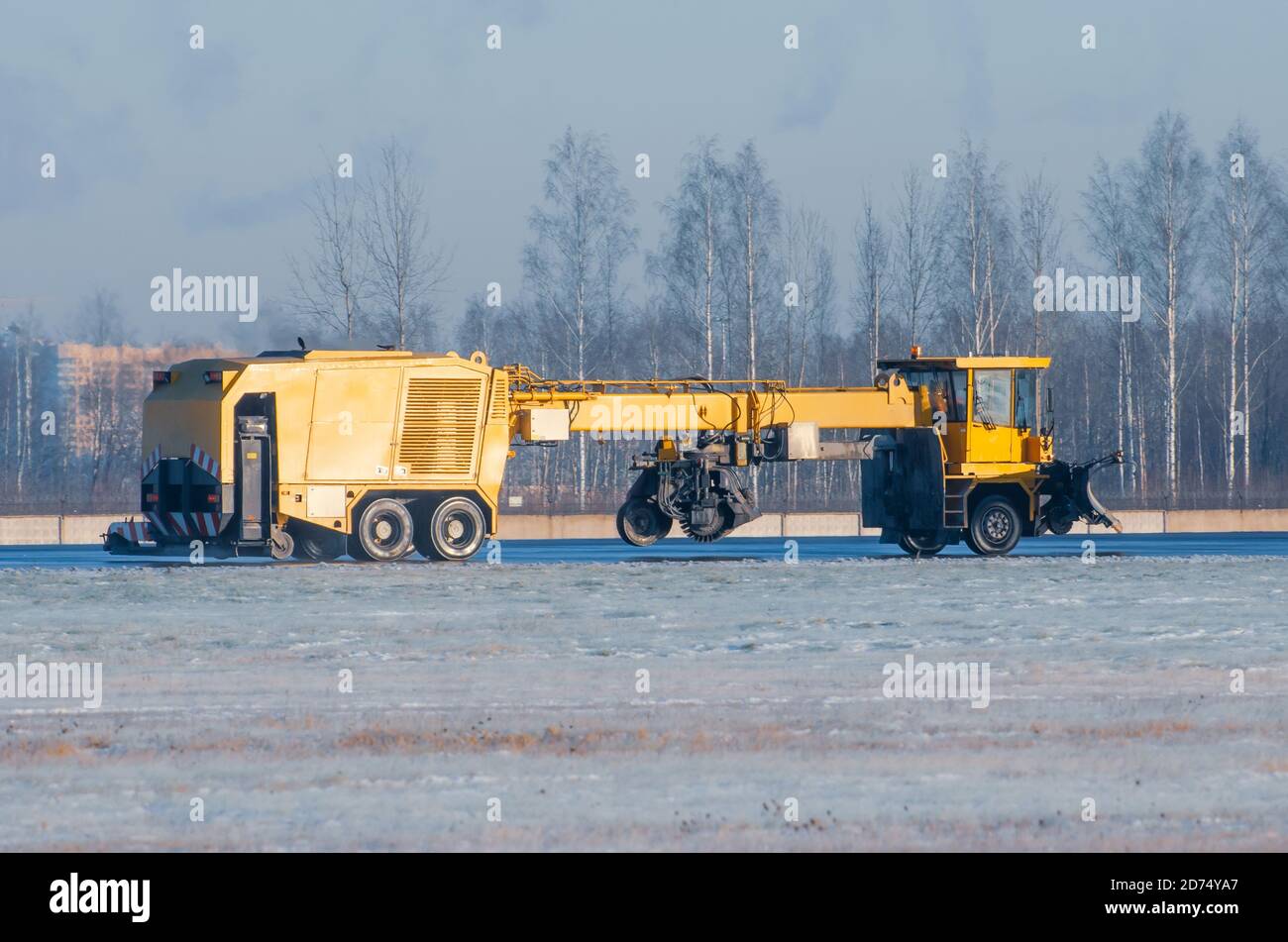 Spezielle Schneegebläse-Maschine für die Reinigung von Rollbahnen und Start- und Landebahnen Stockfoto